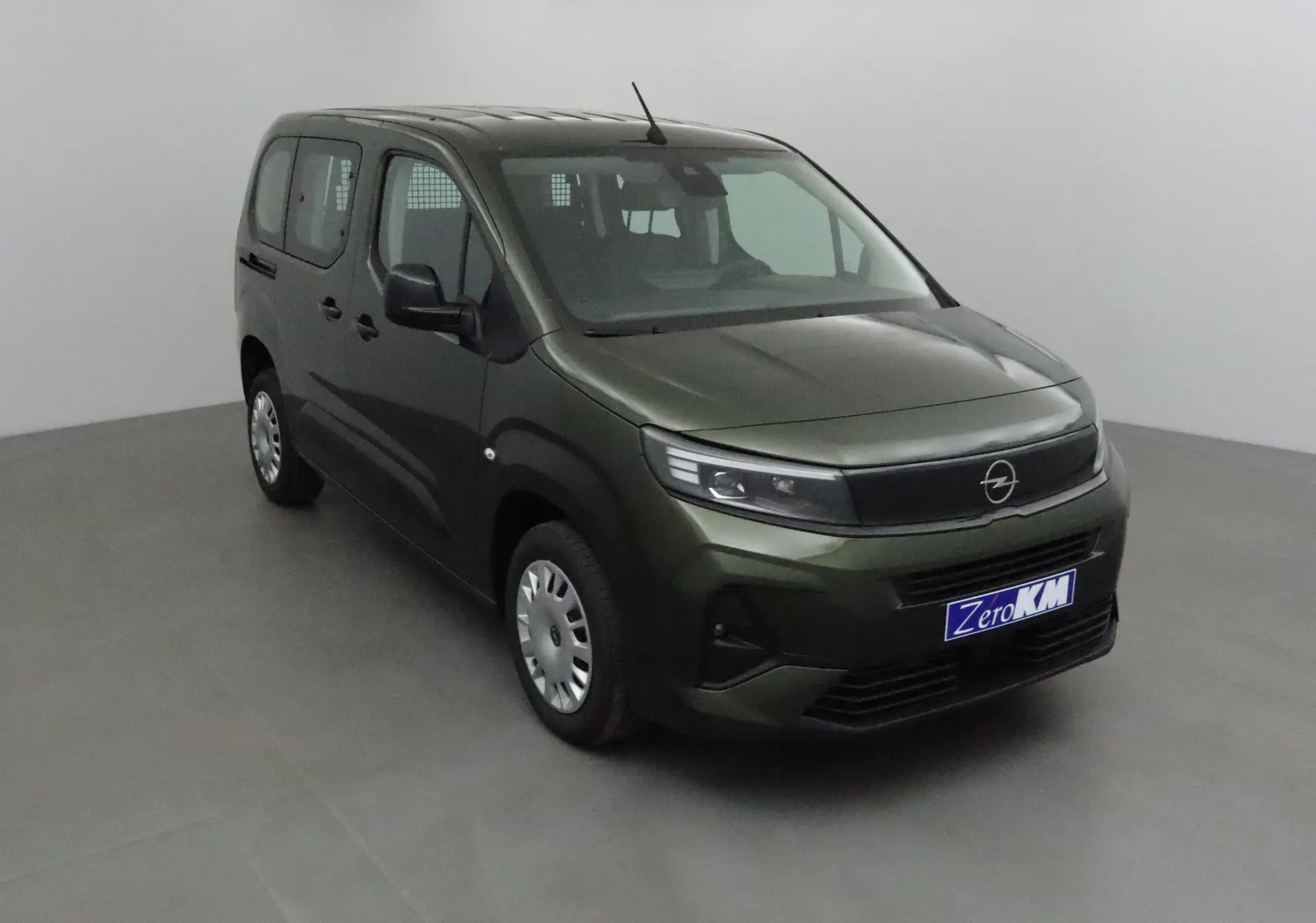 Opel Combo Life vert Sirkka en 3/4 avant droit, fourgon compact avec calandre noire et jantes acier.