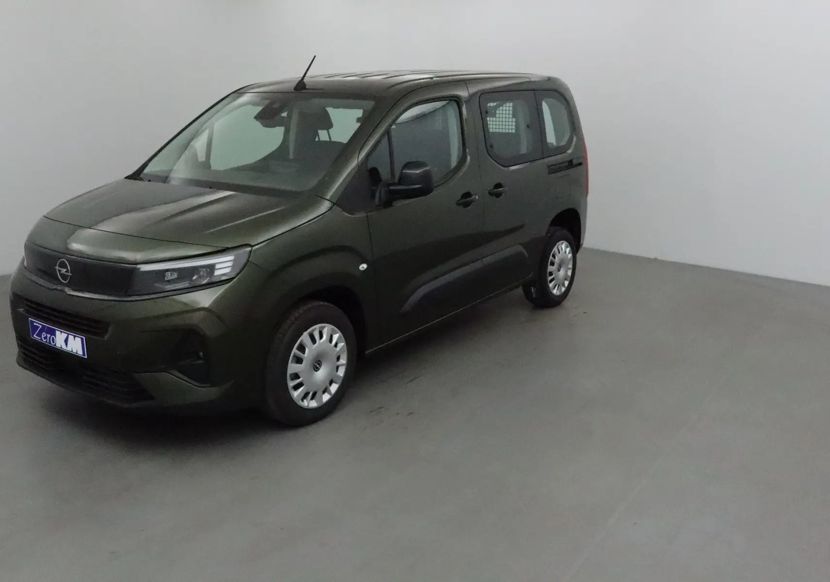 Opel Combo Life vert Sirkka vu de 3/4 avant droit dans un studio, avec calandre noire et jantes acier.