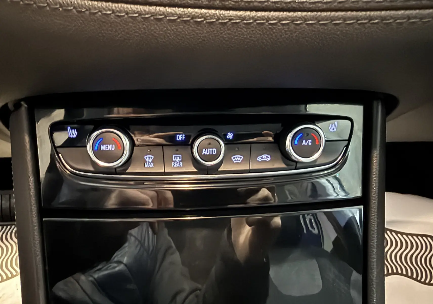 Gros plan sur la console centrale de l’Opel Grandland X 1.6 Hybrid Turbo 2021, avec commandes de climatisation et sièges chauffants.