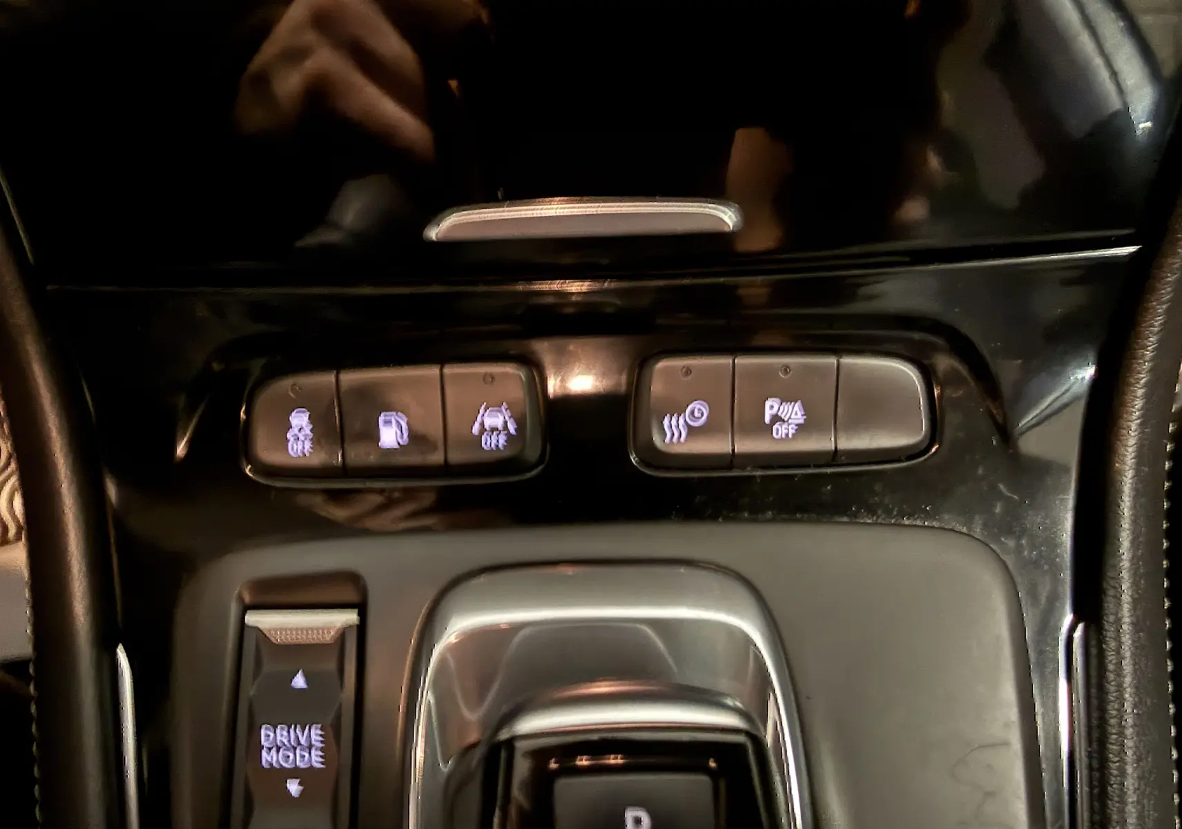 Gros plan sur la console centrale de l’Opel Grandland X blanc, avec les boutons de modes de conduite et aides à la conduite.
