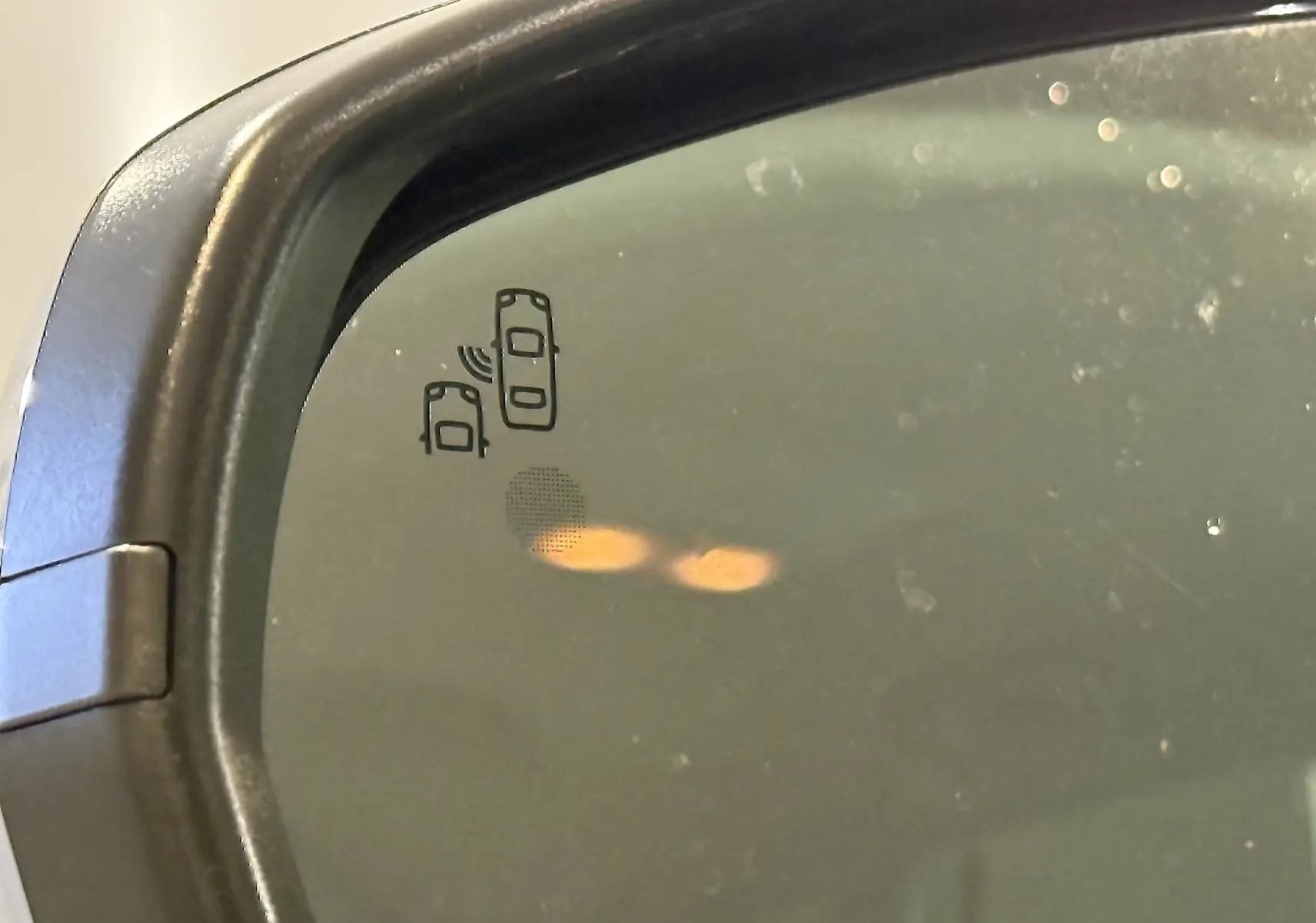 Gros plan sur le rétroviseur gauche d’un Opel Grandland X blanc, montrant l’icône d’alerte d’angle mort.