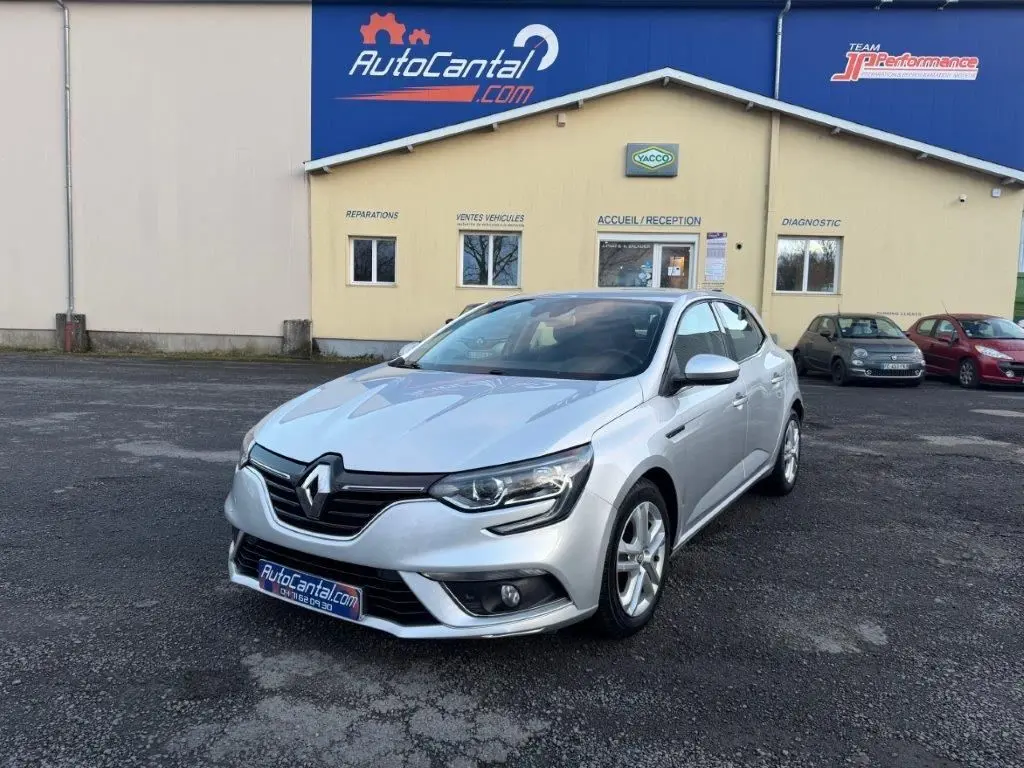 Renault Mégane Business gris alu vue 3/4 avant droit, avec calandre noire et feux LED distinctifs.