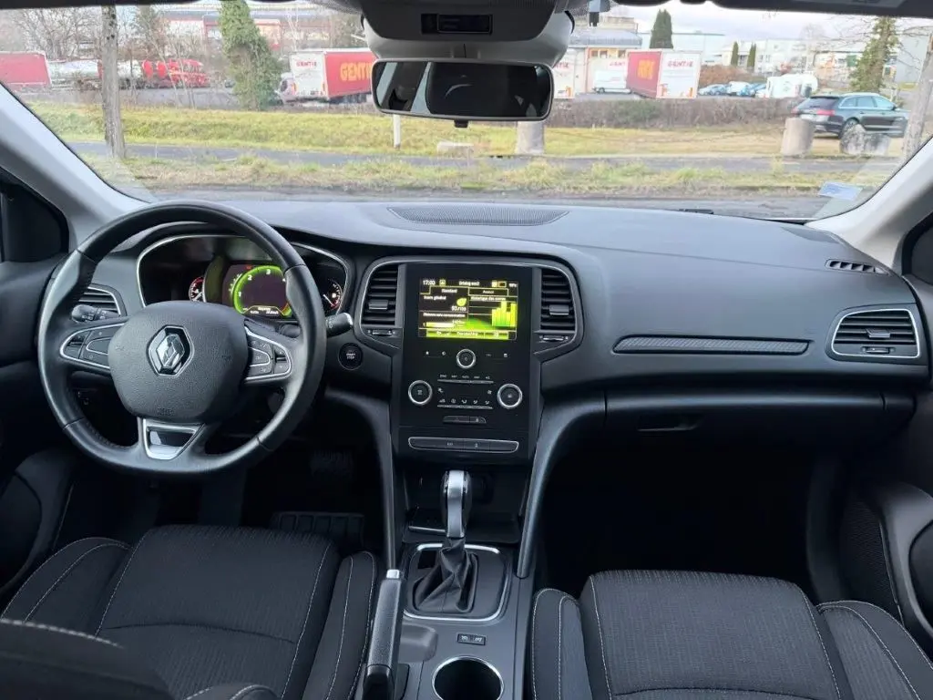Vue intérieure avant de la Renault Mégane Business Diesel gris alu, avec tableau de bord numérique et écran central tactile.