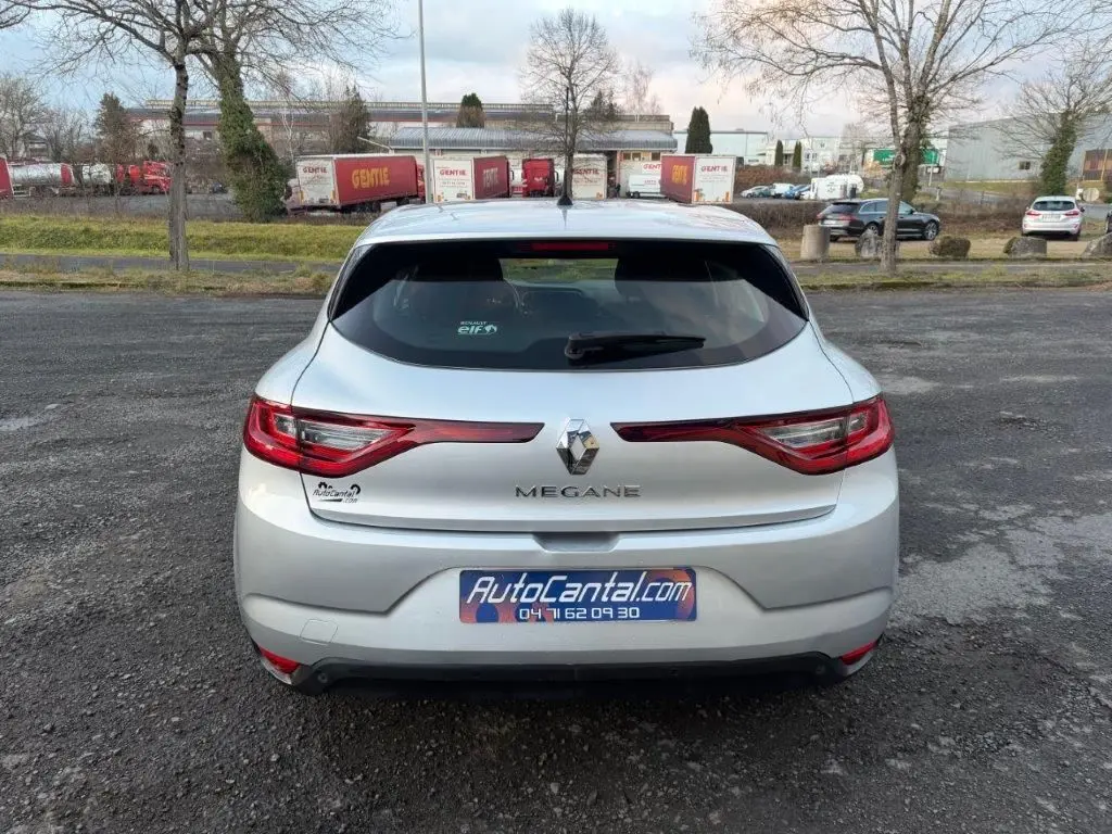 Vue arrière d'une Renault Mégane Business gris alu, avec feux arrière LED et logo distinctif bien visibles.