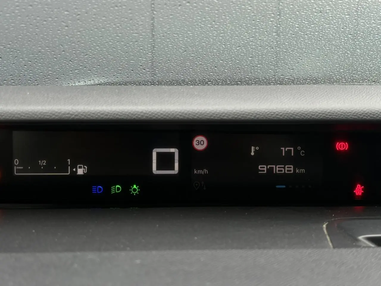 Affichage numérique du tableau de bord de la Citroën C3 Turbo 100 Max, avec jauge essence et indicateurs lumineux.