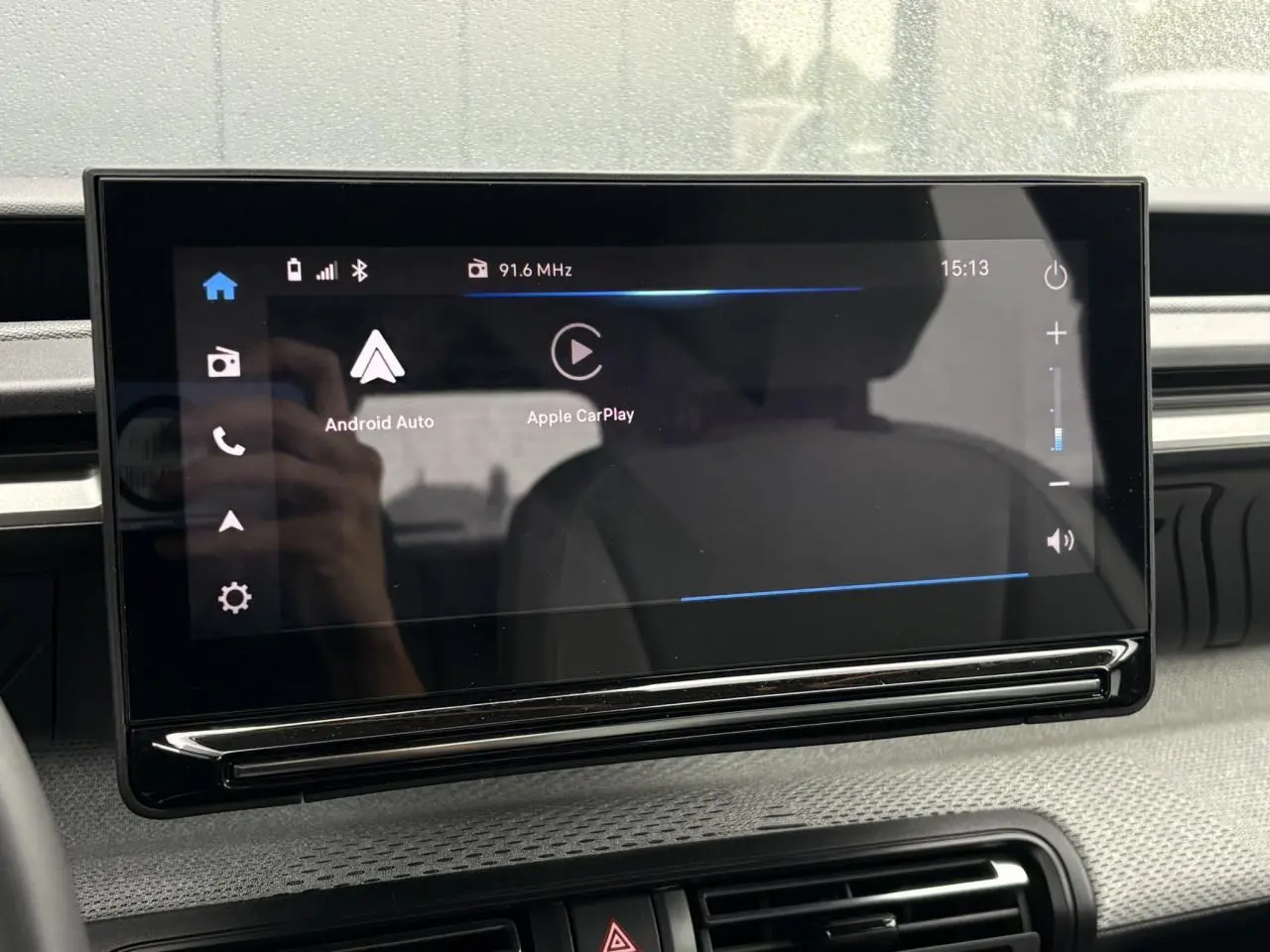 Écran central tactile du Citroën C3 2025 affichant Android Auto et Apple CarPlay, vue intérieure frontale.