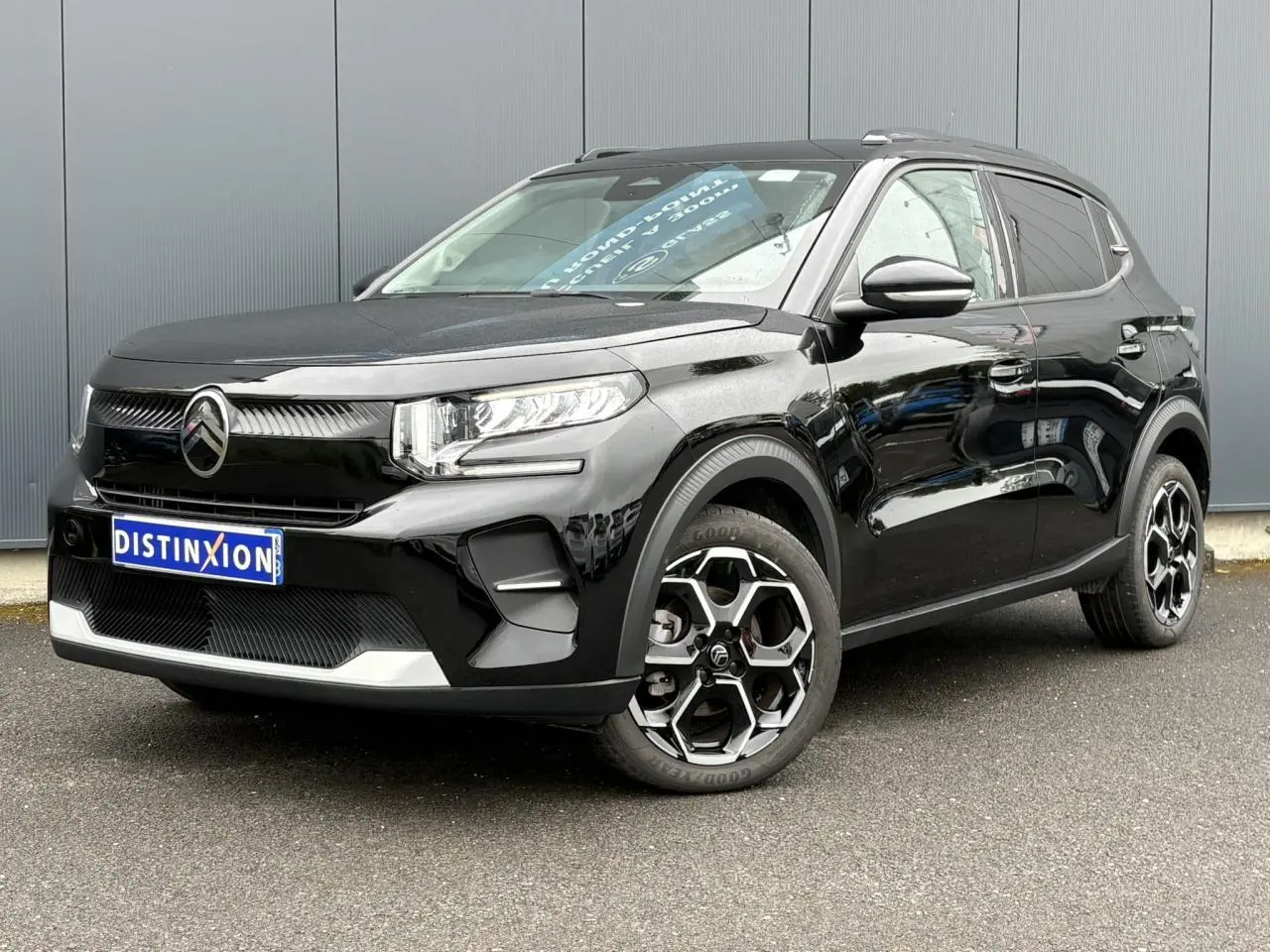 Citroën C3 Turbo 100 Max noir Perla vue 3/4 avant droit avec jantes alliage et barres de toit noires.