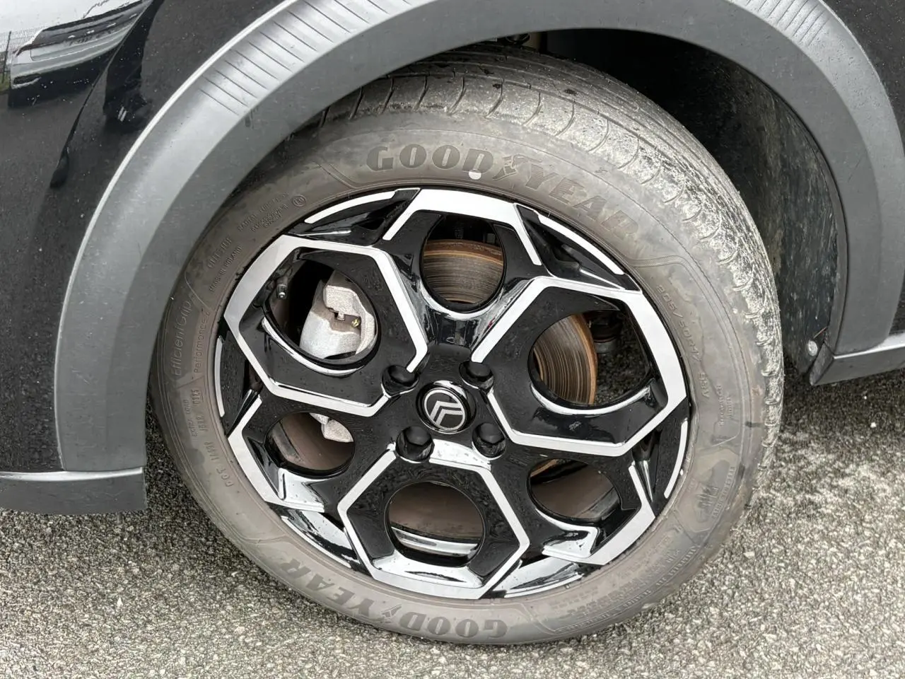Gros plan sur la roue avant gauche d'une Citroën C3 2025 noir Perla avec jante alliage 17 pouces Atacamite diamantée.