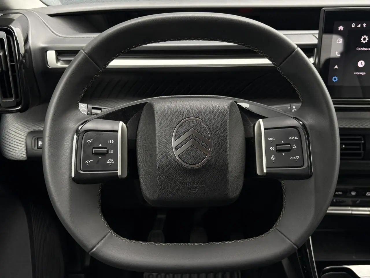 Vue rapprochée du volant noir de la Citroën C3 Turbo 100 Max 2025 avec commandes intégrées et tableau de bord partiel.