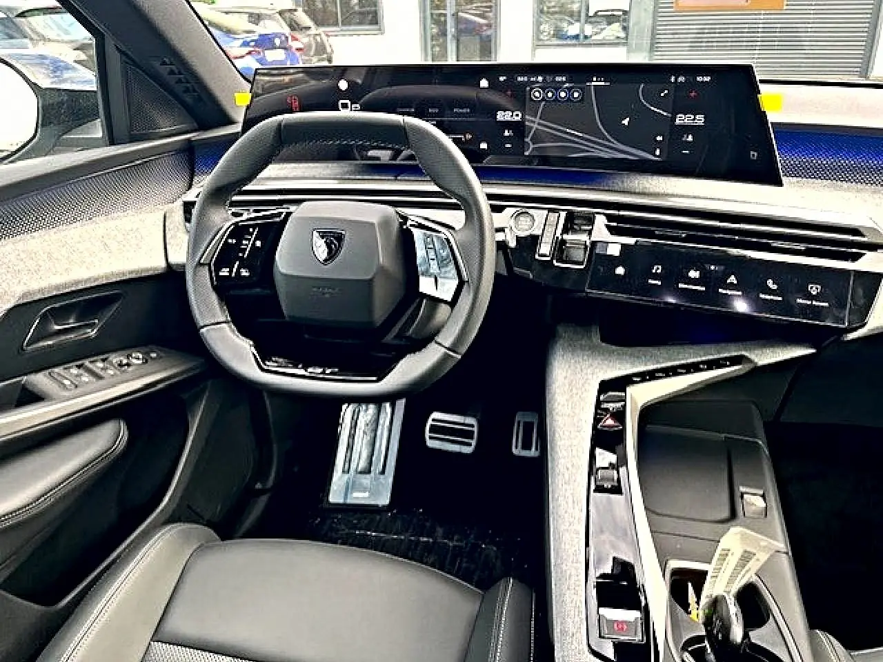 Intérieur du Peugeot 3008 gris titane, vue de face sur le volant compact et l'écran tactile panoramique.