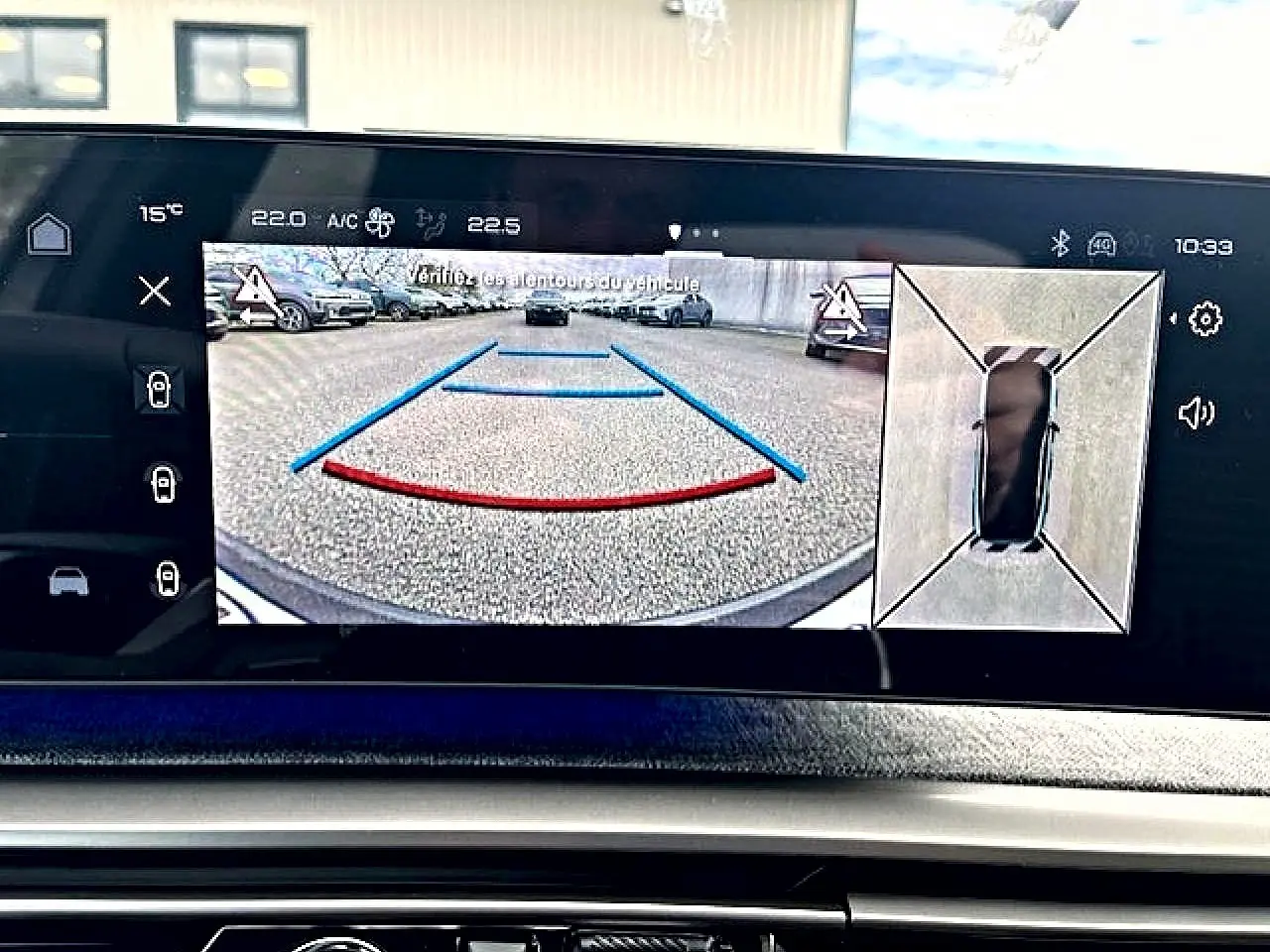 Écran tactile intérieur montrant la caméra de recul et la vue 360° du Peugeot 3008 gris titane 2025.