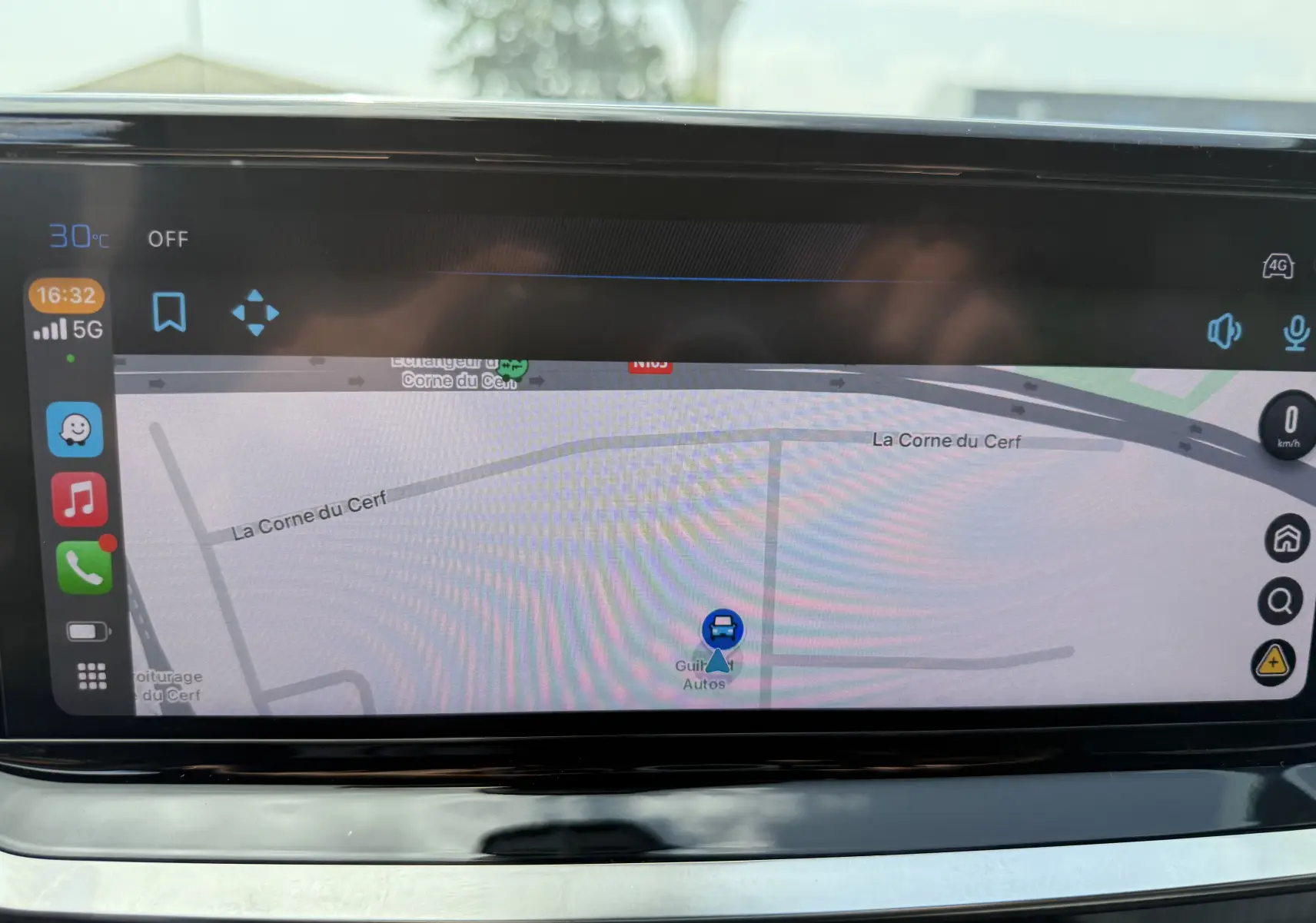 Écran tactile du système de navigation du Peugeot 208 Hybrid 145 GT en intérieur, affichant une carte détaillée.