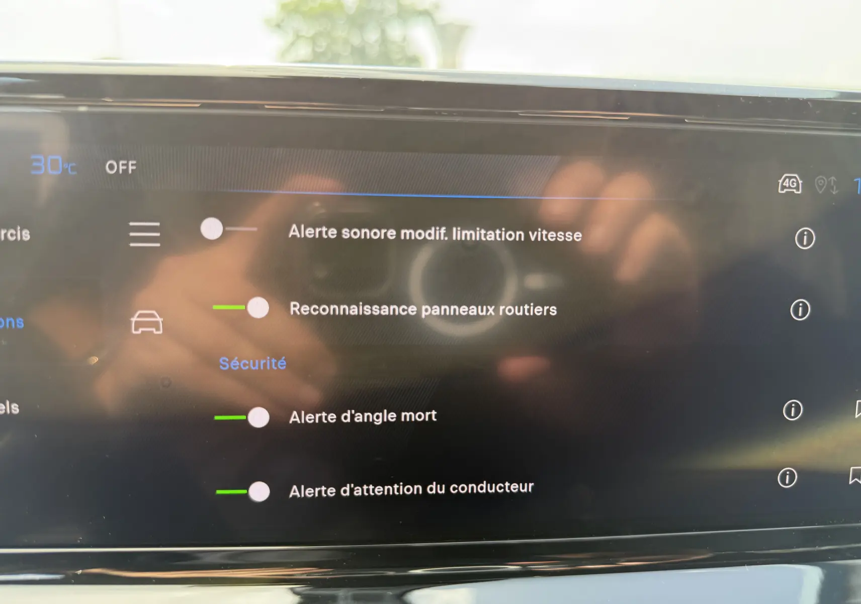 Écran tactile intérieur de la Peugeot 208 Hybrid 145 GT affichant les réglages de sécurité et alertes conducteur.
