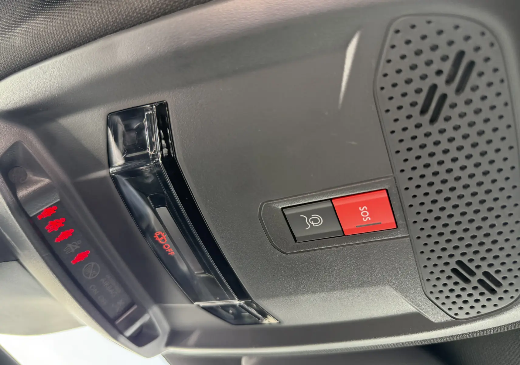 Détail du plafonnier gris avec bouton SOS rouge et éclairage intérieur sur Peugeot 208 Hybrid 145 GT 2024.