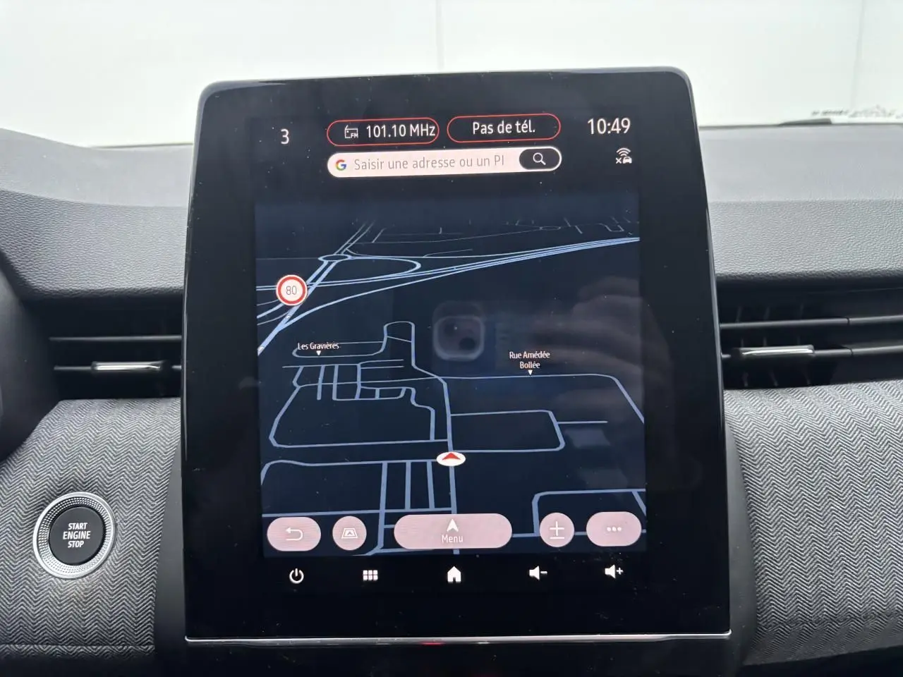 Écran tactile central du système multimédia Easy Link de la Renault Clio V, affichant la navigation GPS.