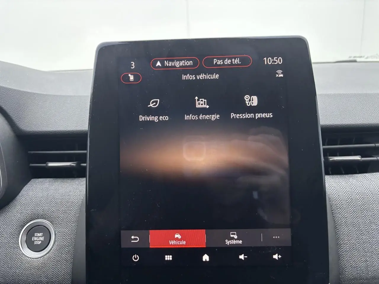 Écran tactile central de la Renault Clio V rouge Flamme, affichant les options de navigation et infos véhicule.