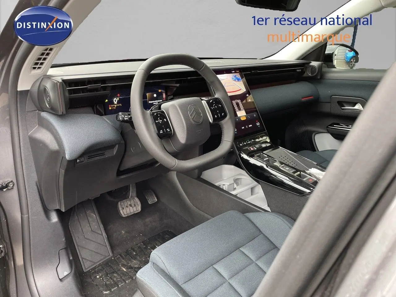 Vue intérieure côté conducteur du Citroën C5 Aircross Hybrid 2026, montrant le volant, tableau de bord numérique et console centrale moderne.