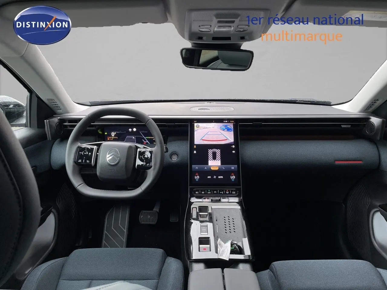 Vue intérieure frontale du Citroën C5 Aircross Hybrid gris platinium, avec tableau de bord numérique et écran tactile central.