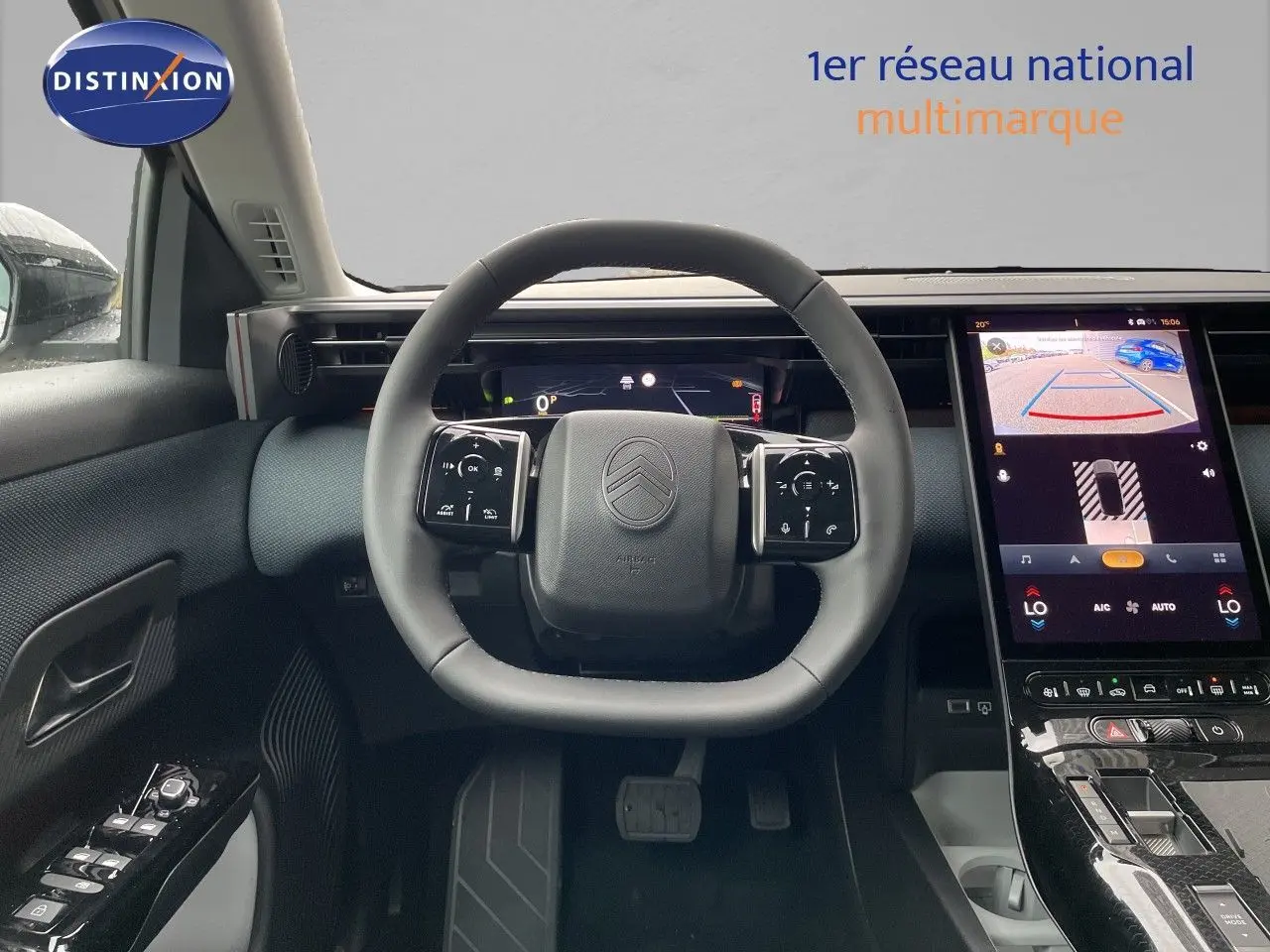 Intérieur Citroën C5 Aircross Hybrid 2026 vu de face, volant cuir gris et écran tactile affichant la caméra de recul.
