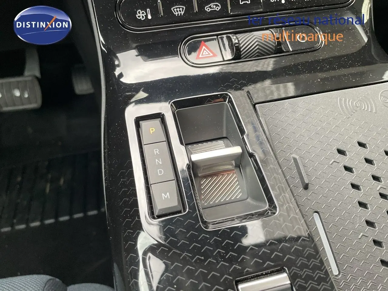 Gros plan sur la console centrale noire brillante du Citroën C5 Aircross Hybrid 2026 avec levier de boîte automatique et commandes de vitesses.