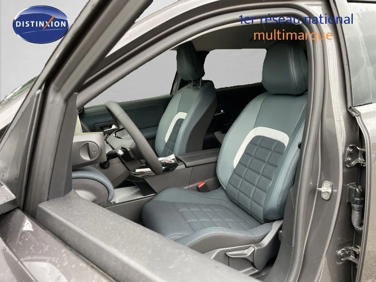 Vue intérieure côté conducteur du Citroën C5 Aircross Hybrid 145ch gris platinium, sièges bi-matière avec surpiqûres.
