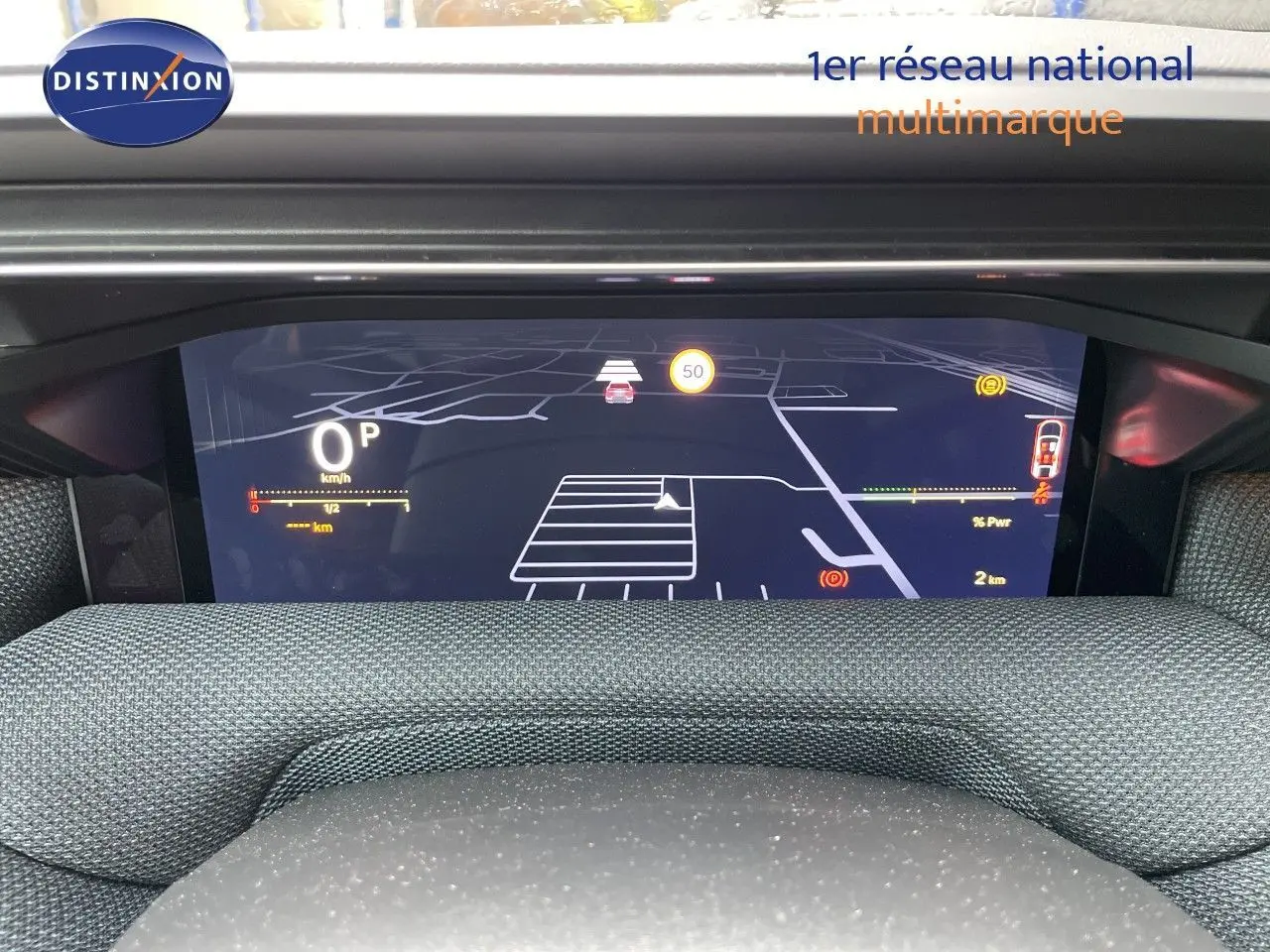 Affichage numérique du tableau de bord du Citroën C5 Aircross Hybrid 2026, vue frontale centrée sur l'écran de navigation.