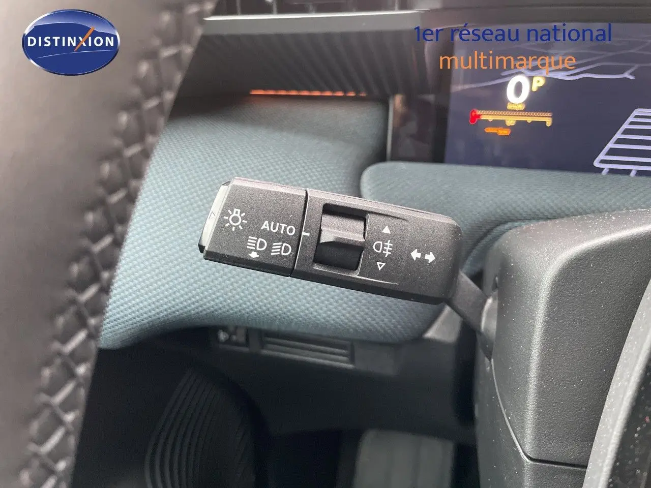 Gros plan sur la commande des phares et clignotants du Citroën C5 Aircross Hybrid, intérieur tissu gris.