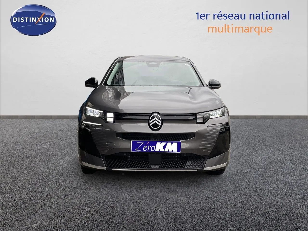 Vue frontale d'un Citroën C5 Aircross Hybrid 145ch BVA Plus gris platinium métal avec calandre et phares LED distinctifs.