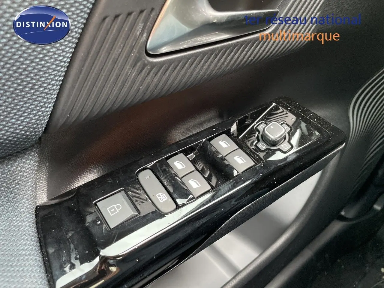 Gros plan sur les commandes de lève-vitres et rétroviseurs côté conducteur d’un Citroën C5 Aircross gris platinium.