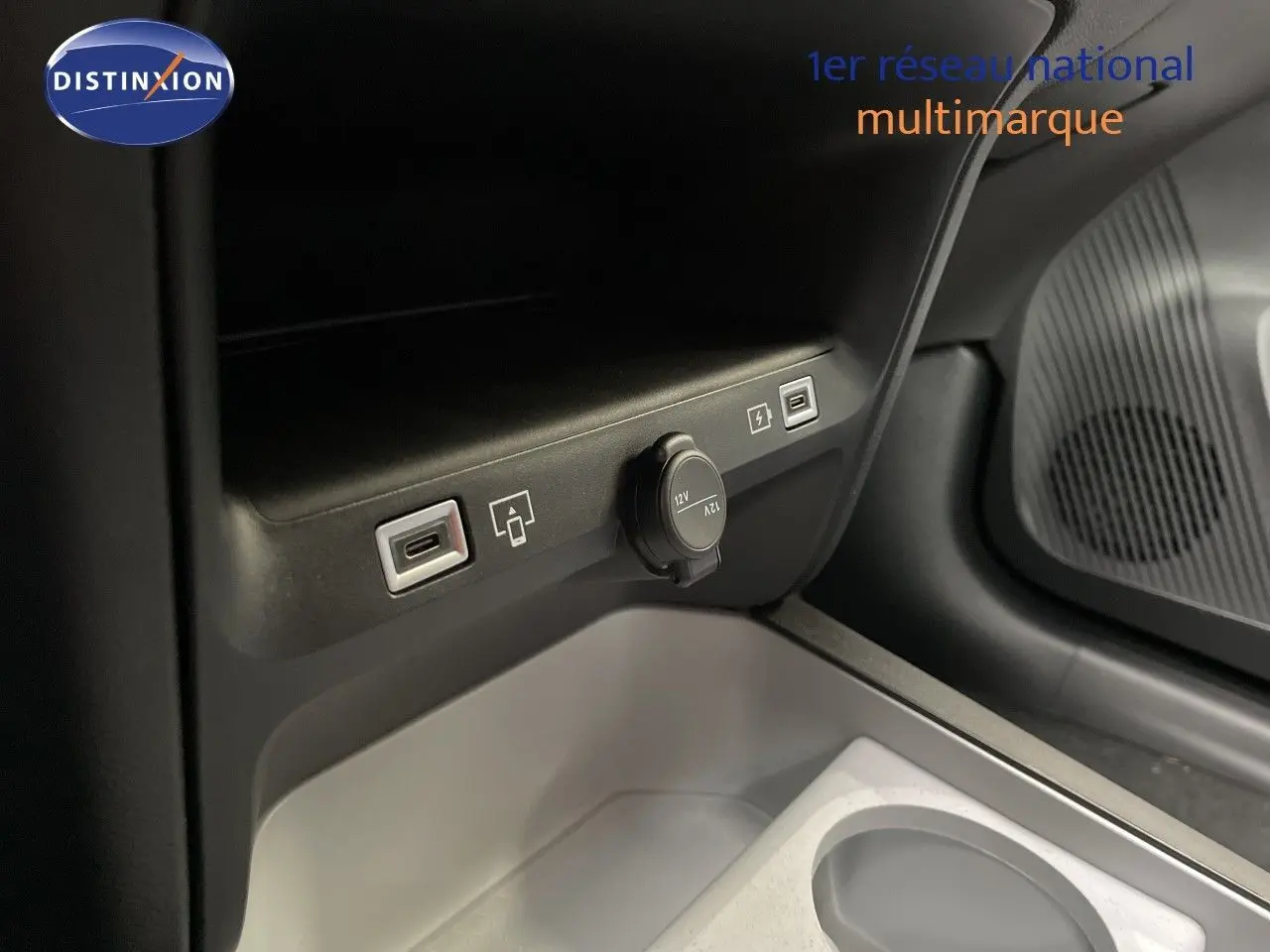 Prise USB-C, prise 12V et port USB dans l'habitacle noir du Citroën C5 Aircross Hybrid 2026, côté passager.
