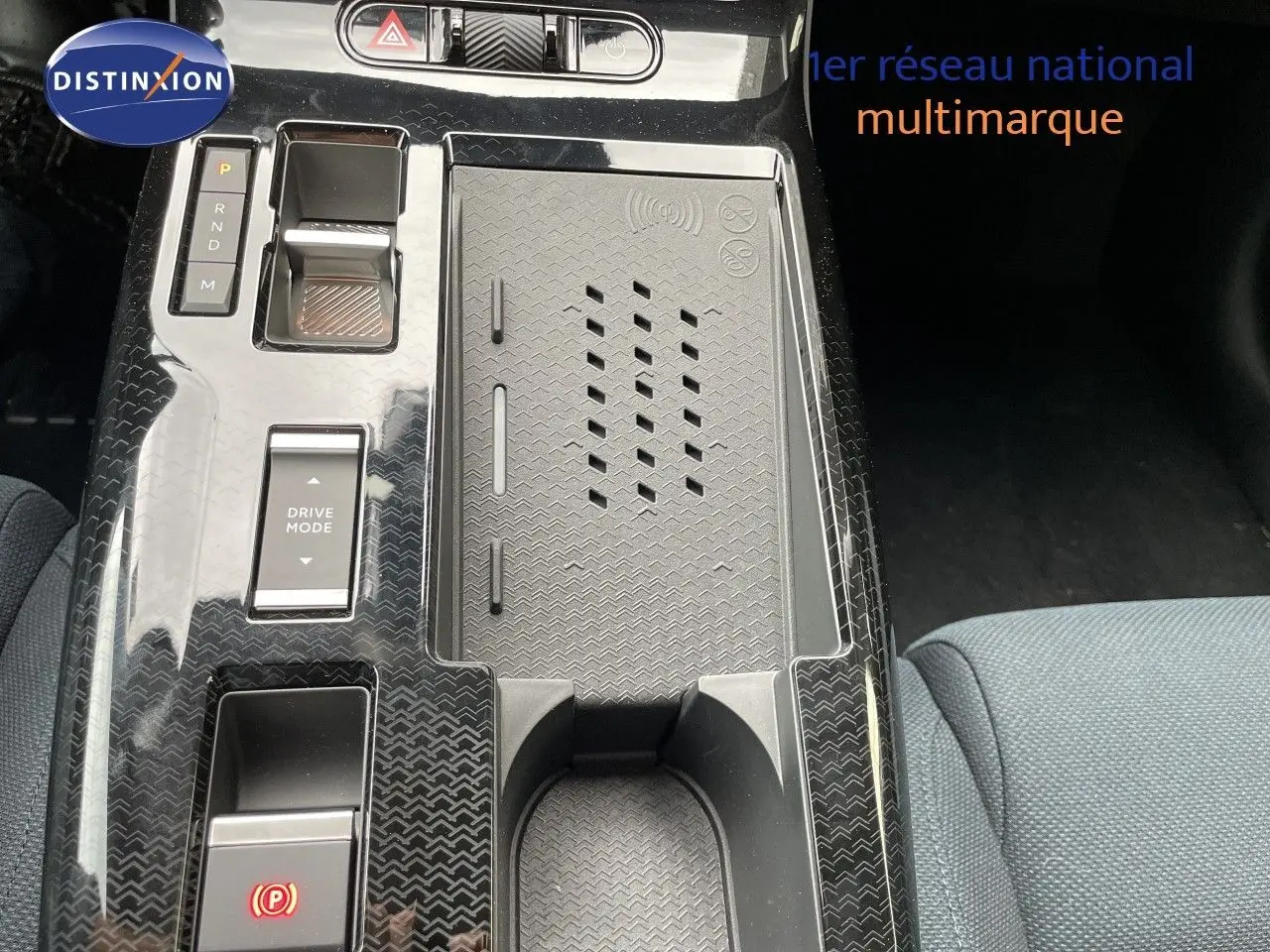 Vue rapprochée de la console centrale du Citroën C5 Aircross Hybrid 145ch, finition noire avec commandes et surface texturée.