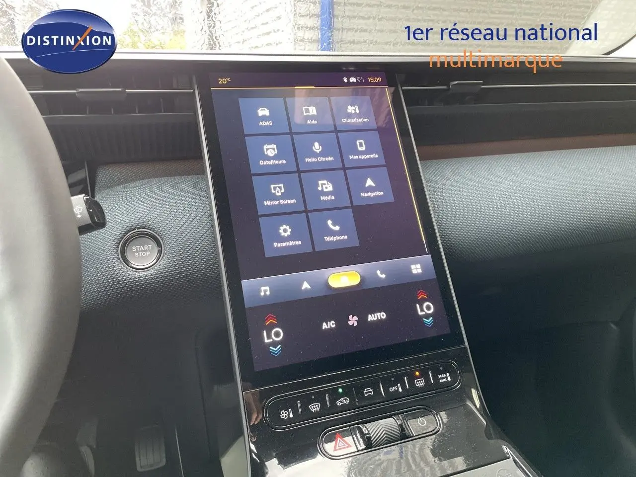 Vue intérieure centrée sur l'écran tactile vertical du tableau de bord du Citroën C5 Aircross gris platinium 2026.