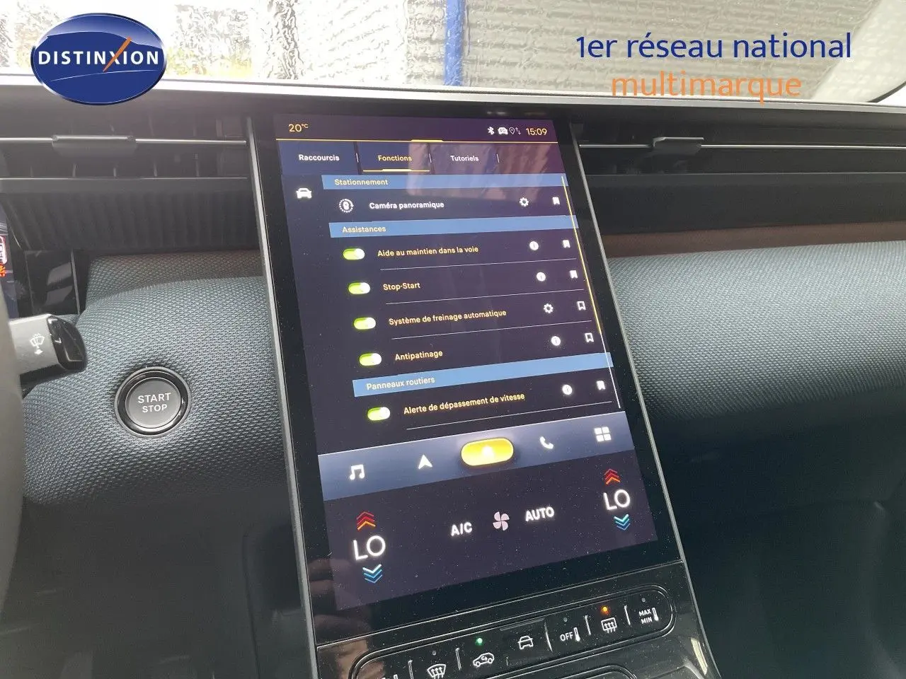 Vue intérieure centrée sur l’écran tactile du tableau de bord du Citroën C5 Aircross gris platinium 2026.