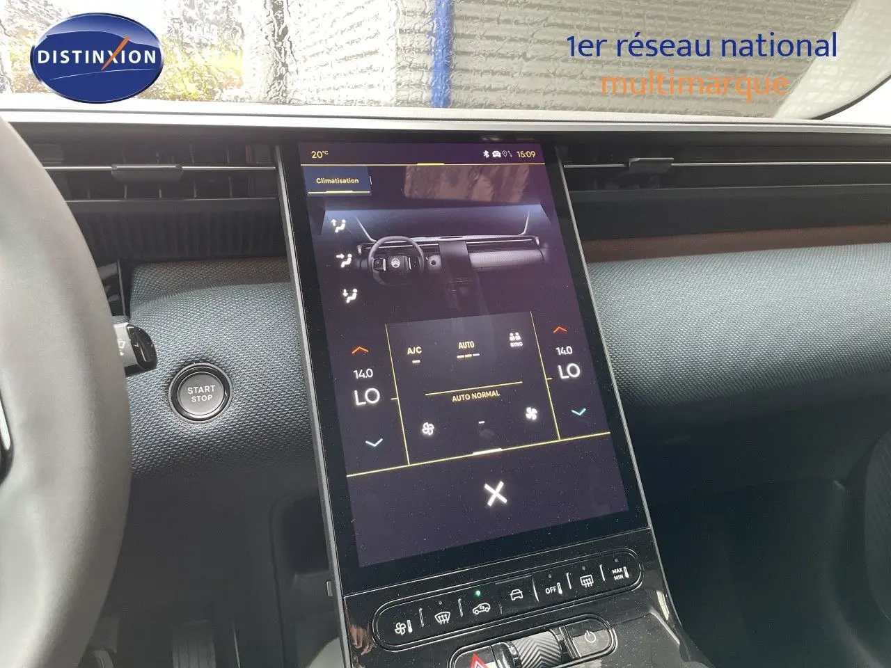 Intérieur du Citroën C5 Aircross Hybrid 2026 montrant l'écran tactile central vertical et le bouton start/stop sur tableau de bord gris.