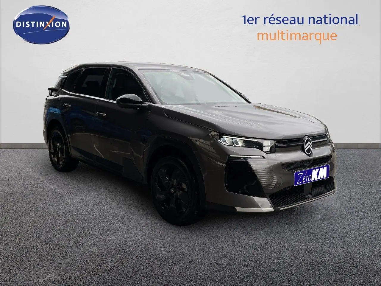 Citroën C5 Aircross Hybrid gris platinium métal en 3/4 avant droit, avec jantes noires et calandre distinctive.