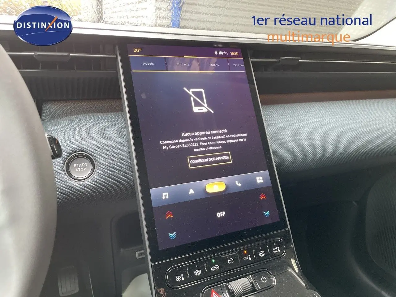 Vue rapprochée de la console centrale tactile verticale du Citroën C5 Aircross Hybrid gris platinium, avec bouton Start/Stop visible à gauche.