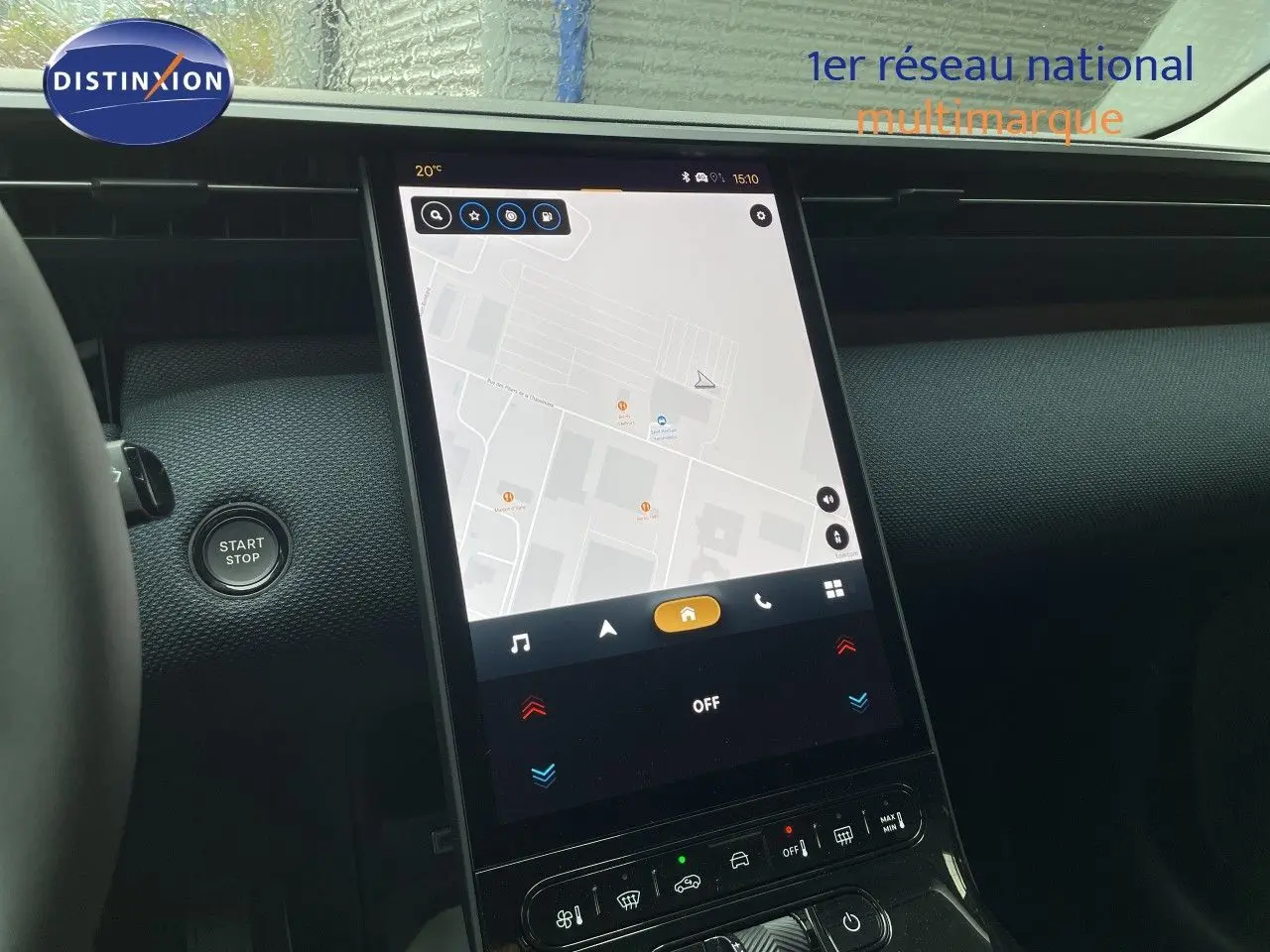 Vue rapprochée de la console centrale tactile du Citroën C5 Aircross Hybrid 2026, avec écran de navigation allumé.