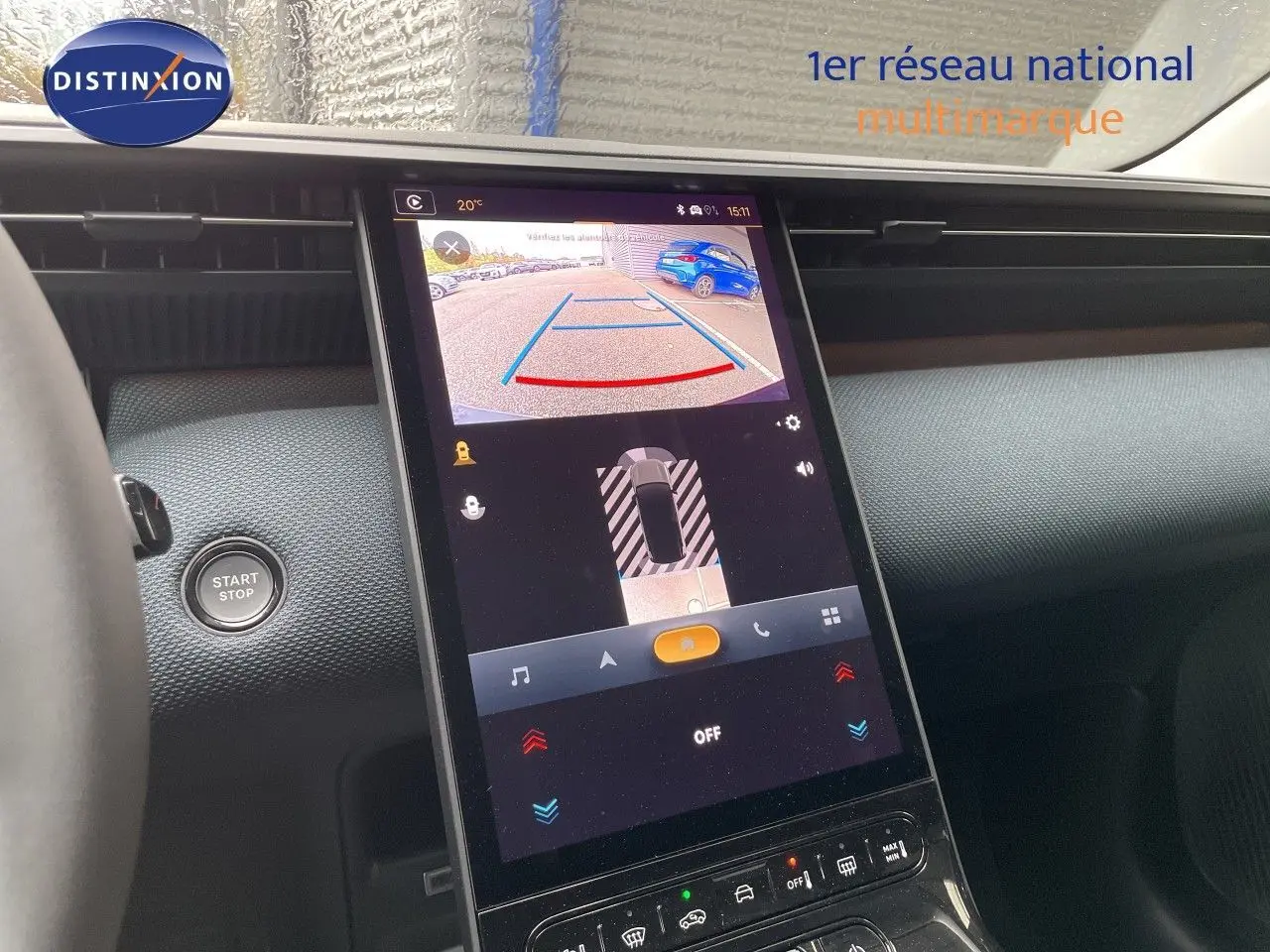 Écran central tactile du tableau de bord du Citroën C5 Aircross gris platinium, affichant la caméra de recul.