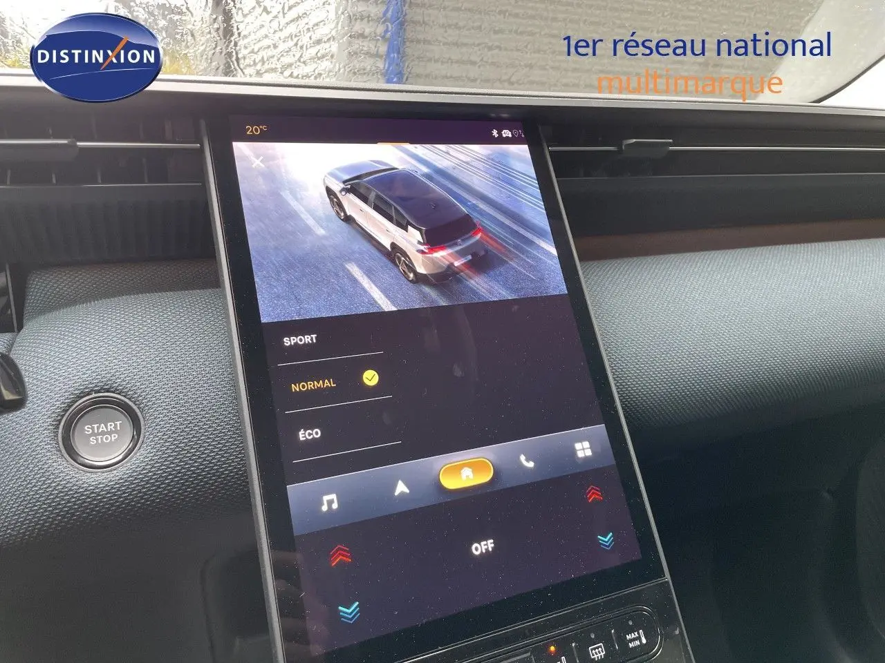Écran tactile central affichant le mode de conduite d’un Citroën C5 Aircross gris platinium, vue intérieure du tableau de bord.