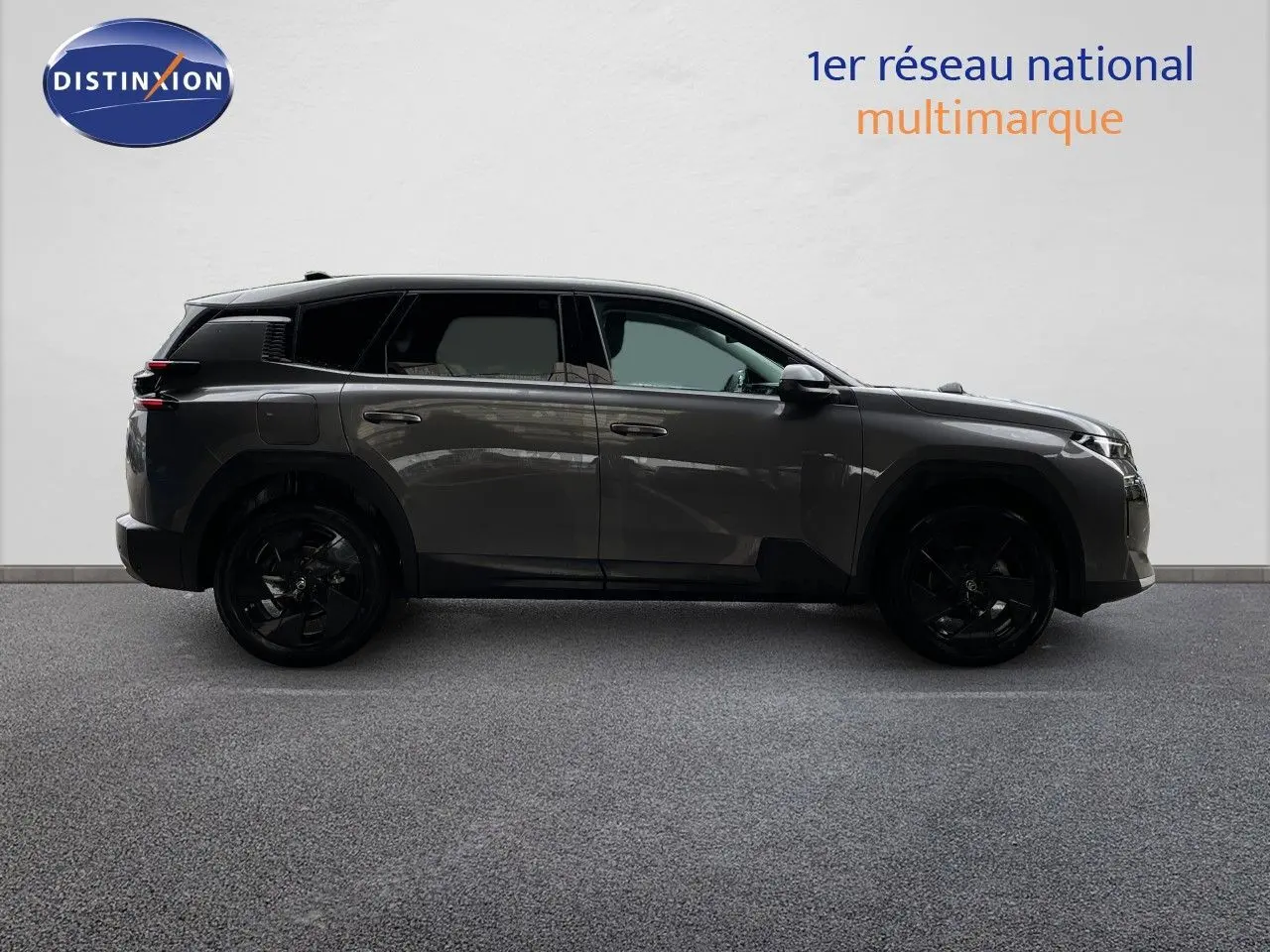 Profil côté gauche du Citroën C5 Aircross Hybrid gris platinium métal avec jantes noires et lignes modernes.