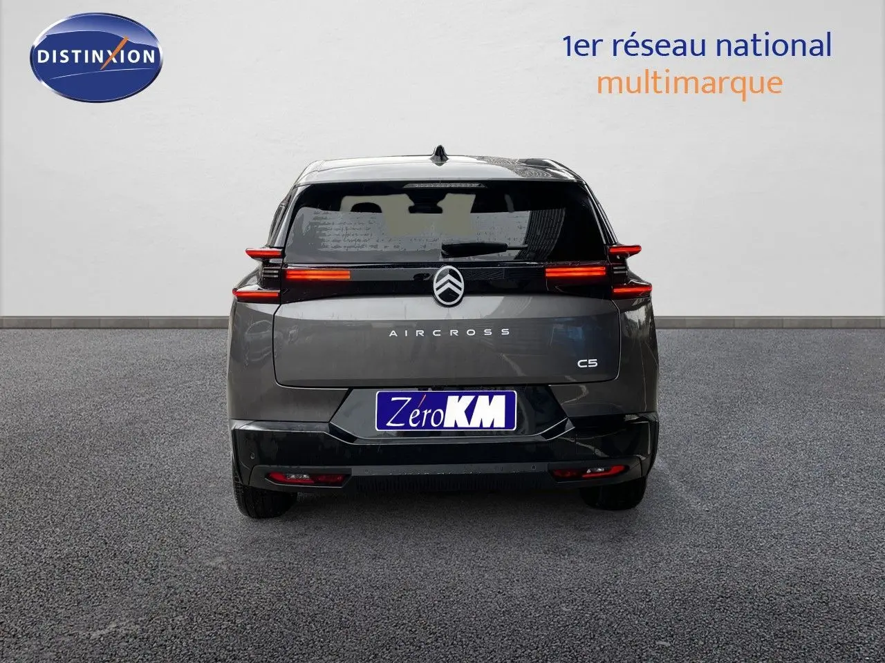 Vue arrière d'un Citroën C5 Aircross gris platinium métallisé avec feux LED horizontaux allumés.