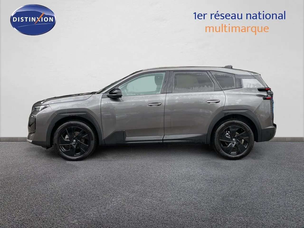 Profil latéral droit du Citroën C5 Aircross Hybrid 145ch gris platinium avec jantes noires et détails noirs contrastants.