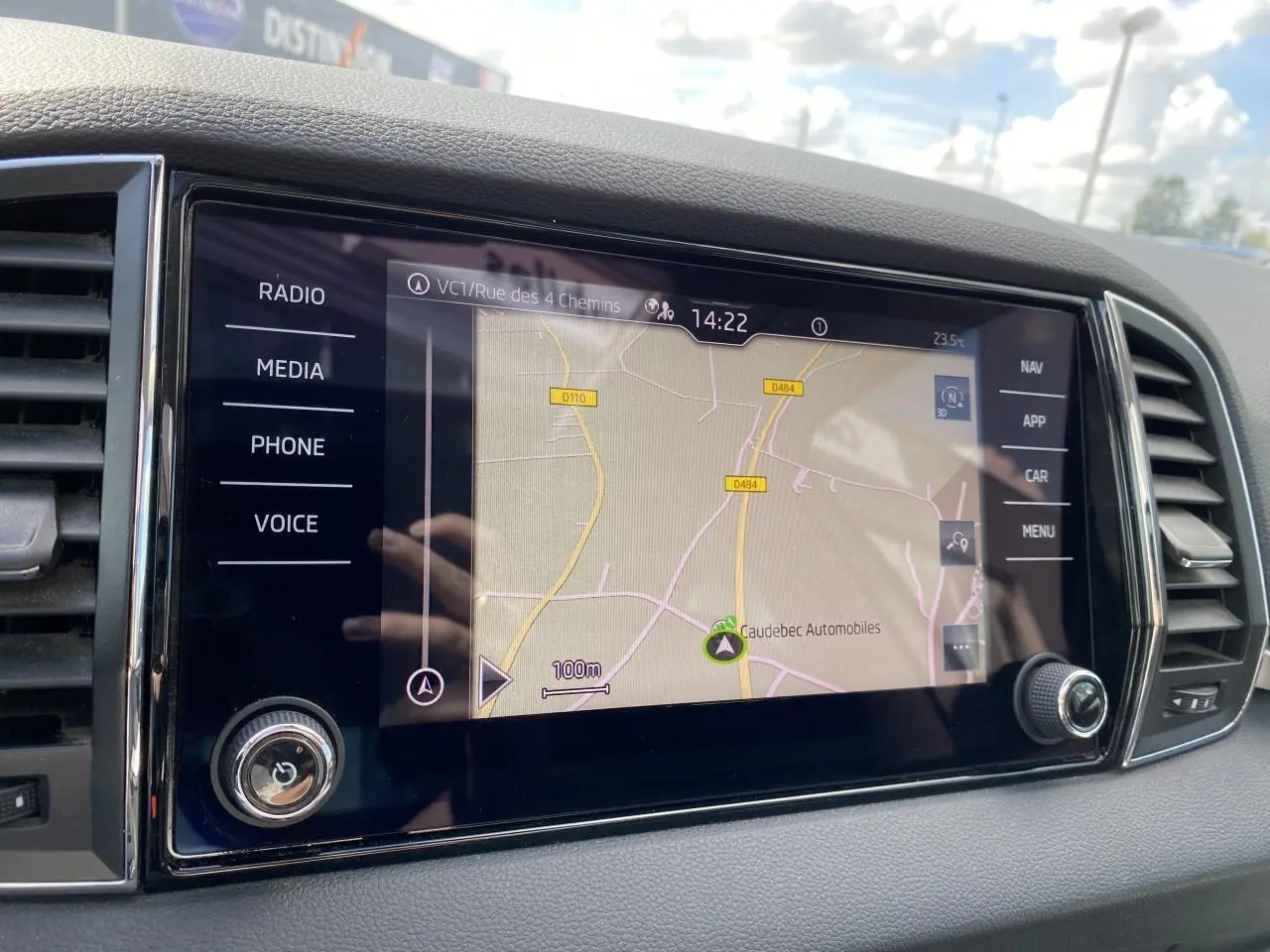 Écran tactile du système de navigation Amundsen 8'' du Skoda Karoq 2022 affichant une carte routière.