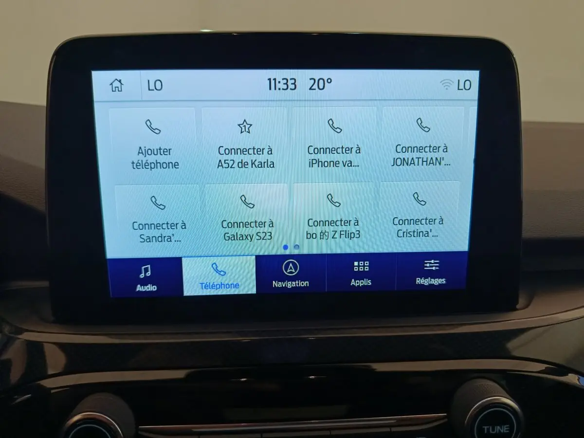 Écran tactile central du Ford Kuga 2024 affichant le menu de connexion téléphonique dans un intérieur gris clair.