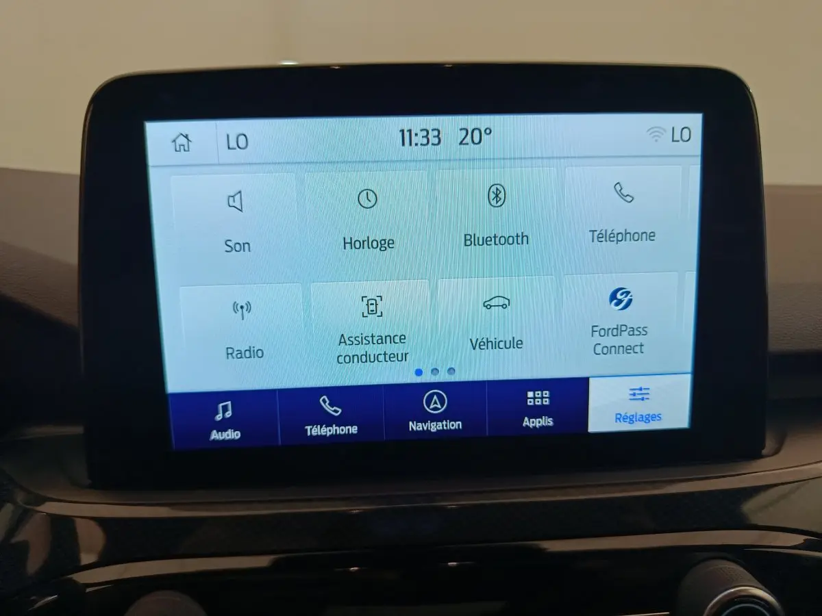 Écran tactile central du Ford Kuga 2024 affichant les réglages audio, téléphone, navigation et assistance conducteur.