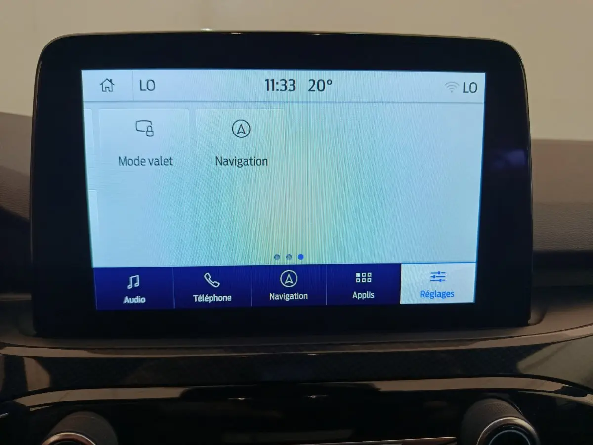 Écran tactile central du Ford Kuga 2024 affichant le menu navigation et réglages en intérieur noir et gris.