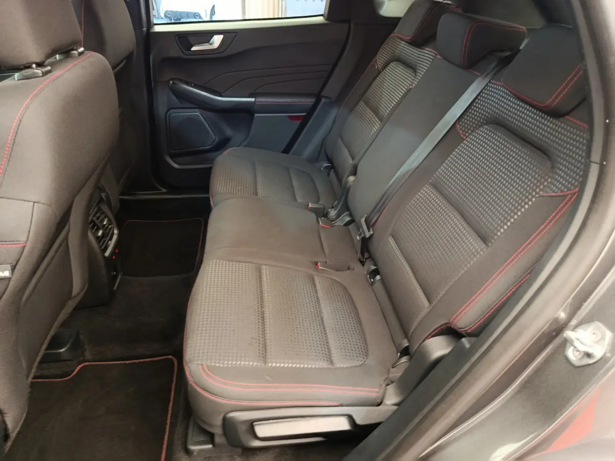 Vue côté droit de la banquette arrière noire avec surpiqûres rouges du Ford Kuga 2024 St Line.