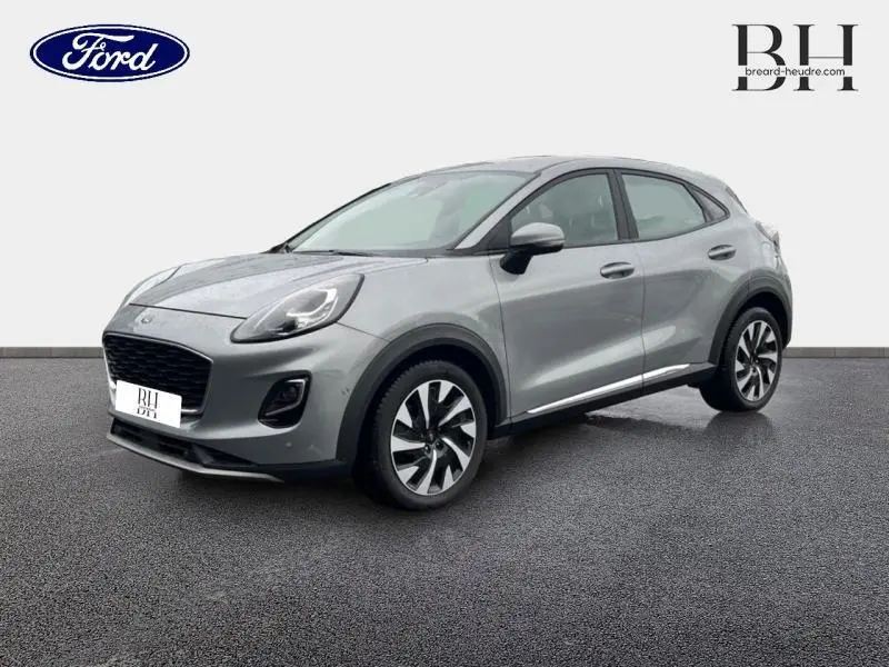 Ford Puma gris Solar métallisé en 3/4 avant droit, avec jantes alliage distinctives et lignes fluides 2023.