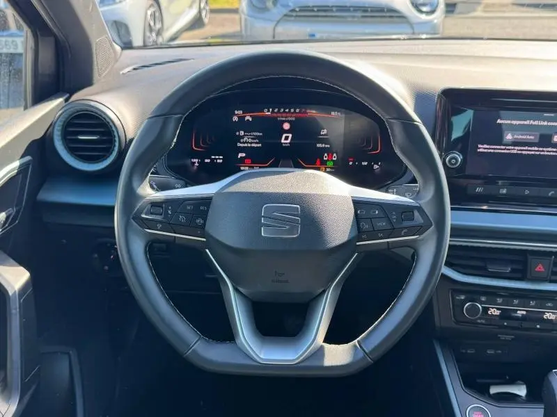 Vue frontale du volant cuir noir de la SEAT Arona 2025 avec tableau de bord digital et écran tactile central.