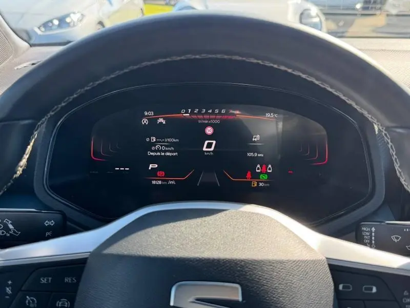 Vue rapprochée du tableau de bord numérique du SEAT Arona 2025, affichage moderne avec compte-tours et vitesse à zéro.